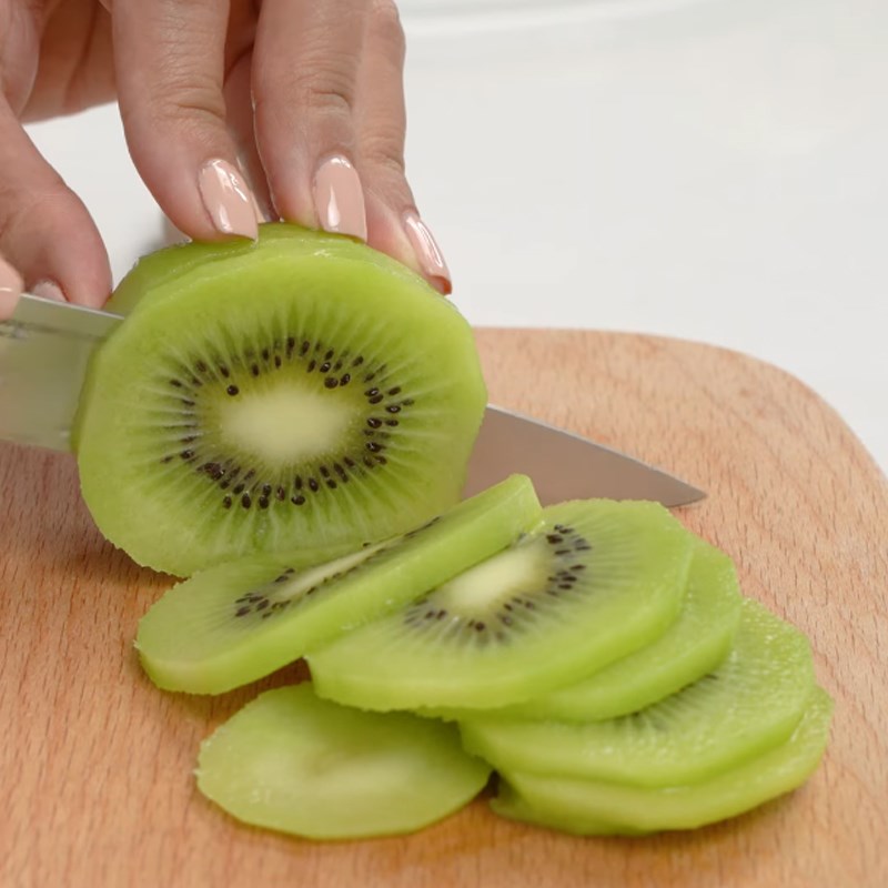 Bước 1 Sơ chế kiwi Sinh tố mây xanh lá