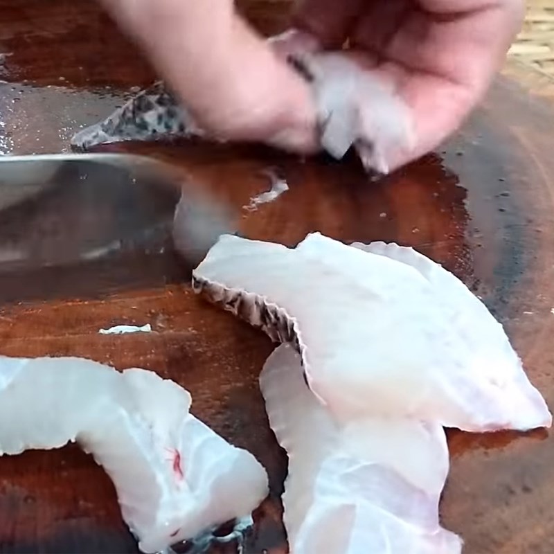 Bước 1 Sơ chế nguyên liệu Lẩu cá lóc nấu nấm