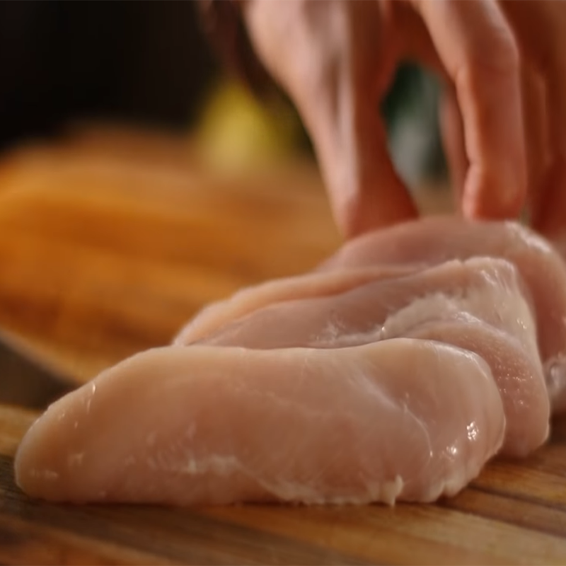 Bước 1 Sơ chế nguyên liệu Gà xào húng quế cay Thái