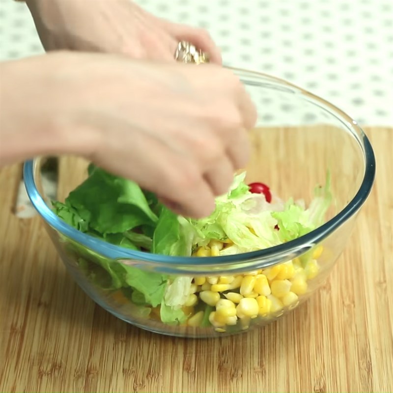 Bước 2 Trộn các loại rau củ Salad rau bina bắp