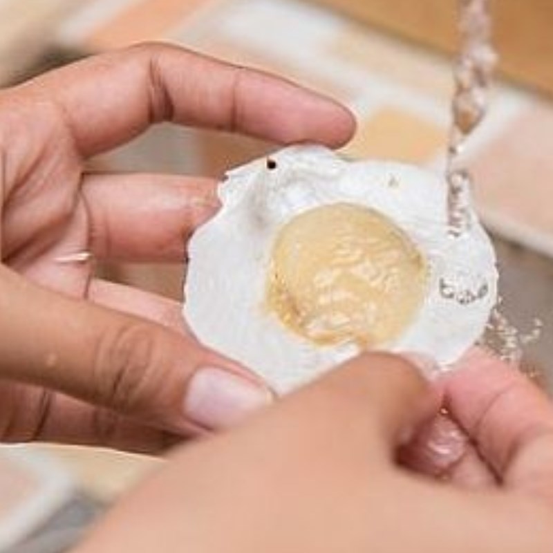 Bước 1 Sơ chế sò điệp Sò điệp hấp miến