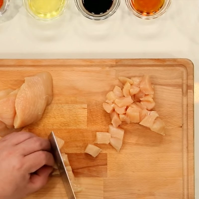 Bước 1 Sơ chế thịt gà Gà xào cay Kung Pao biến tấu kiểu Âu