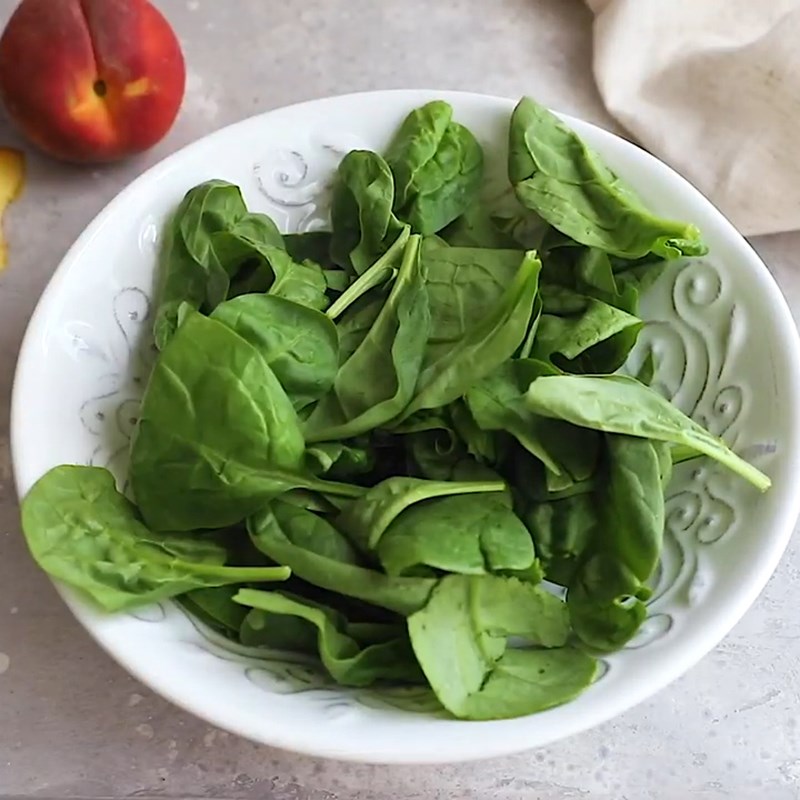 Bước 3 Sơ chế các nguyên liệu Salad đào rau bina