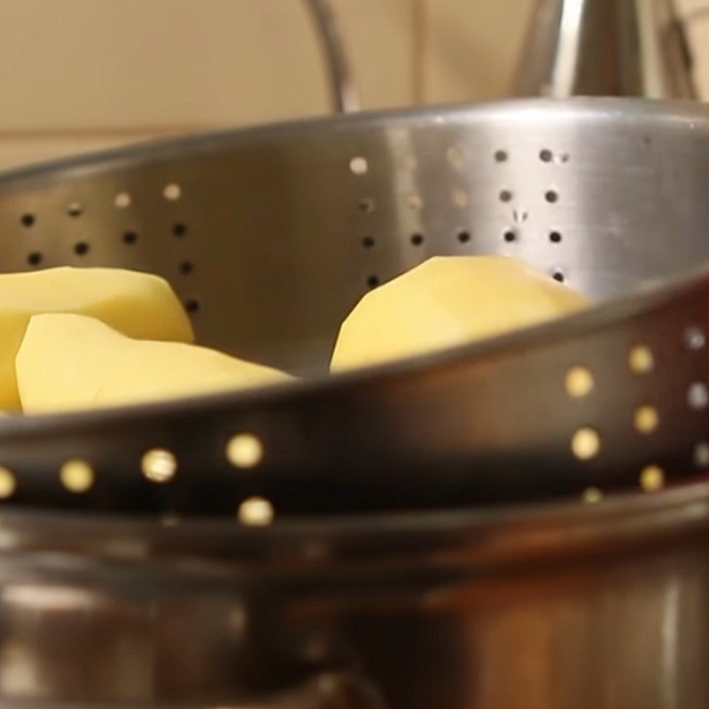 Bước 1 Sơ chế và hấp khoai tây Khoai tây nghiền nướng phô mai