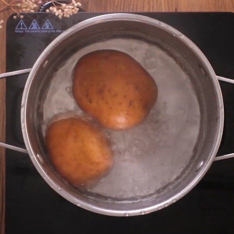 Bước 3 Sơ chế và luộc khoai tây Khoai tây nghiền nhồi thịt chiên