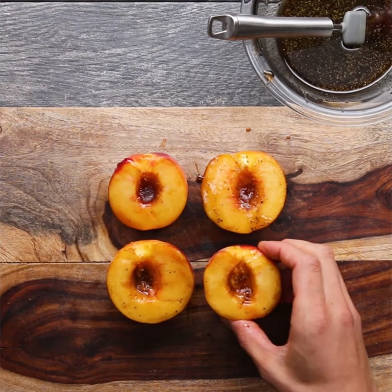 Bước 2 Sơ chế và nướng đào Salad đào nướng