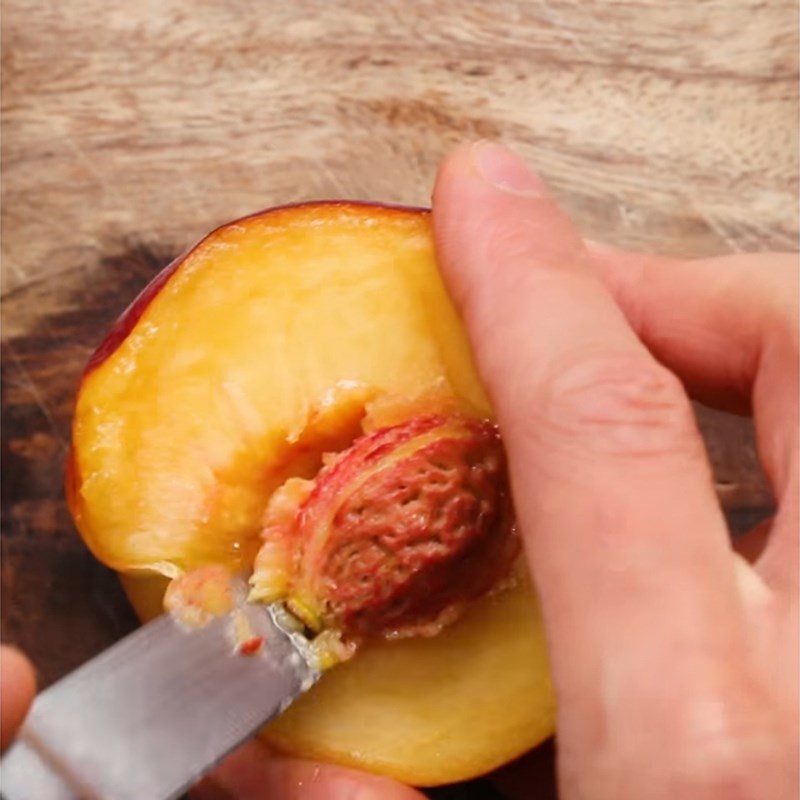 Bước 2 Sơ chế và nướng đào Salad đào nướng