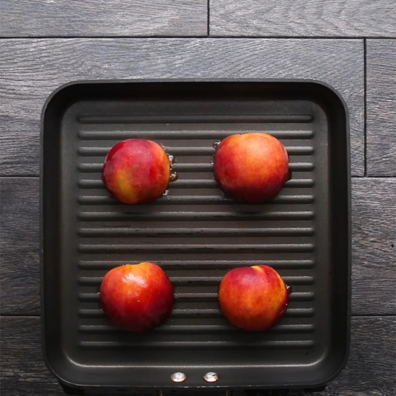 Bước 2 Sơ chế và nướng đào Salad đào nướng