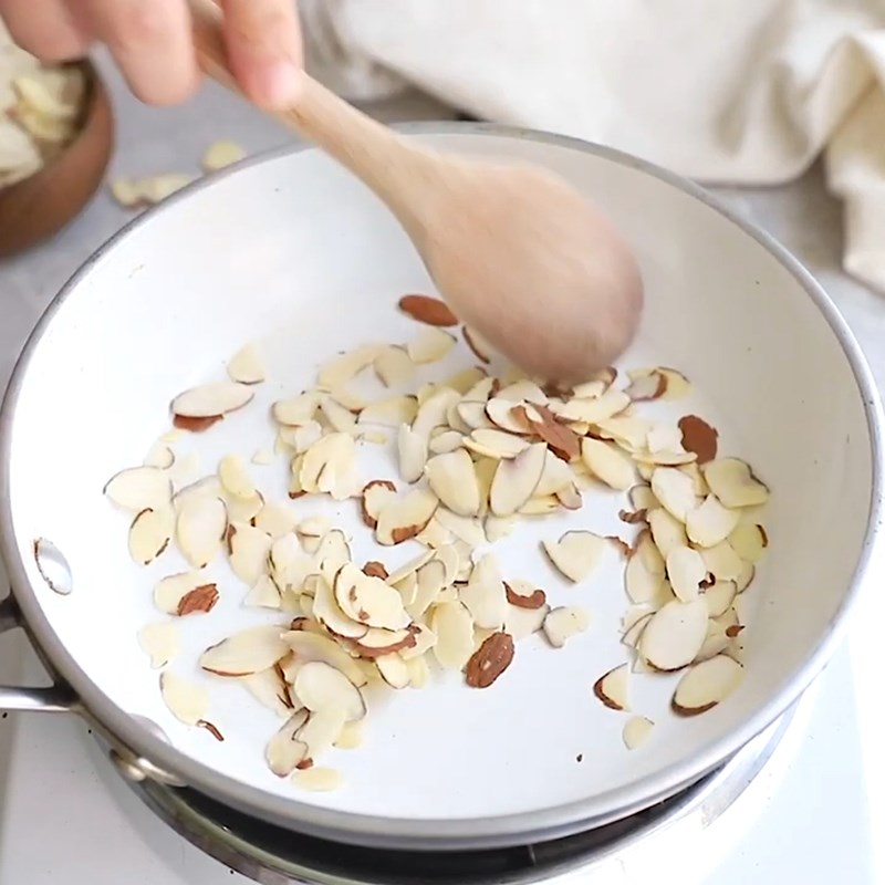 Bước 2 Rang hạnh nhân Salad đào rau bina