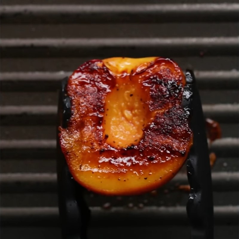 Bước 2 Sơ chế và nướng đào Salad đào nướng