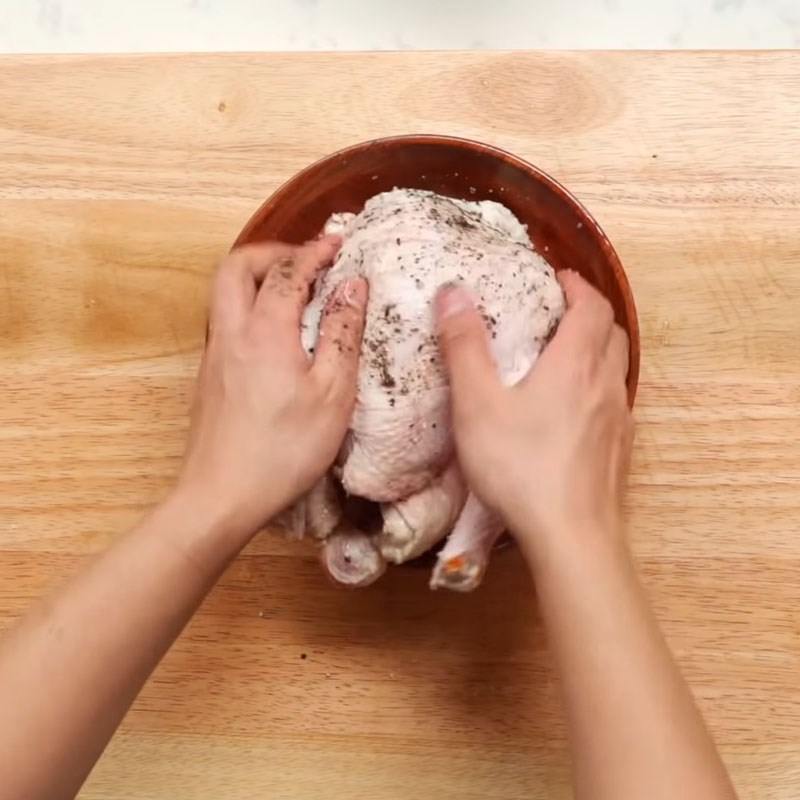 Bước 1 Sơ chế và ướp thịt gà Gà nướng nguyên con nhồi gạo nếp