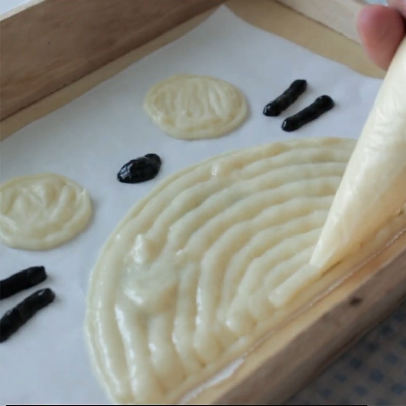 Bước 2 Tạo hình bánh trang trí Bánh chiffon mè đen Totoro