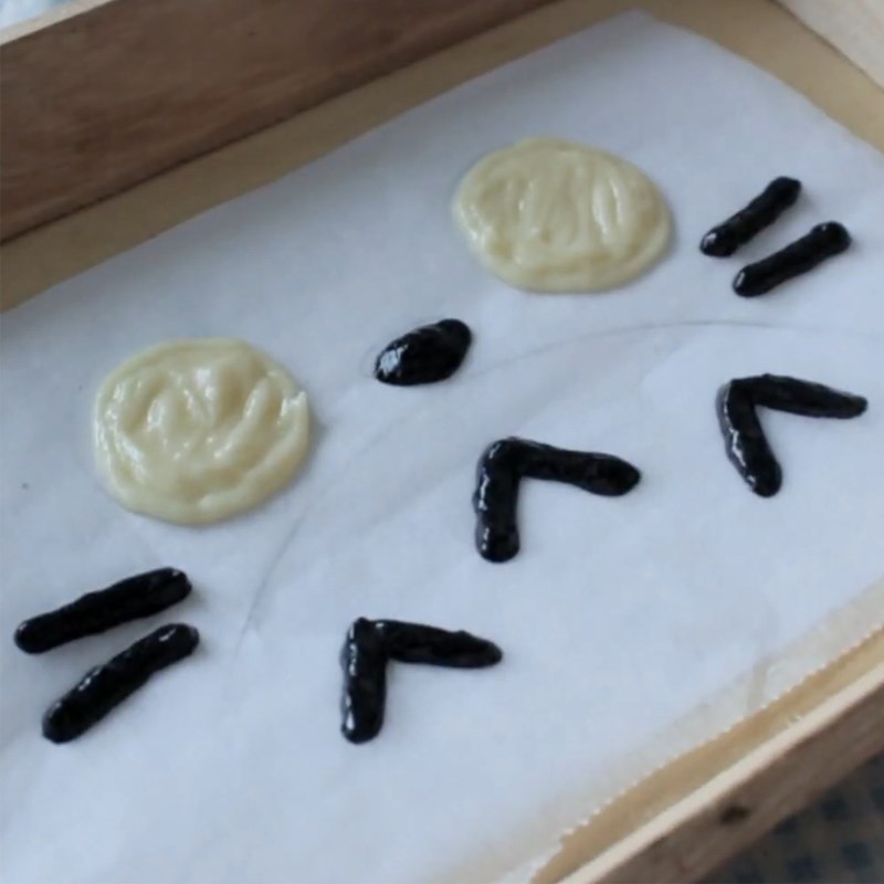 Bước 2 Tạo hình bánh trang trí Bánh chiffon mè đen Totoro