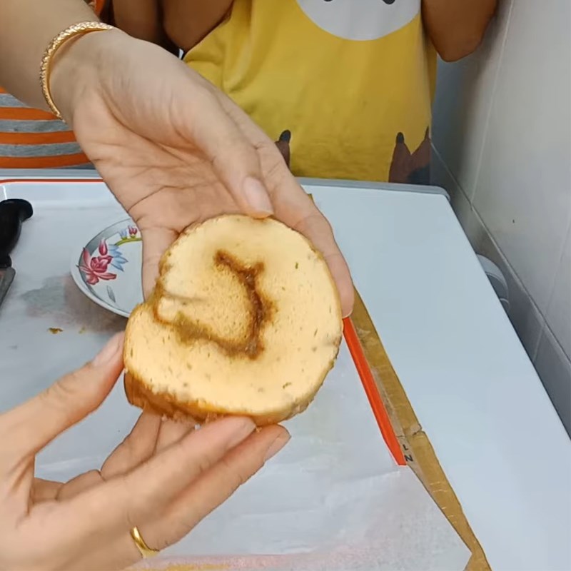 Bước 7 Thành phẩm Bánh bông lan cuộn nhân khóm không cần lò nướng