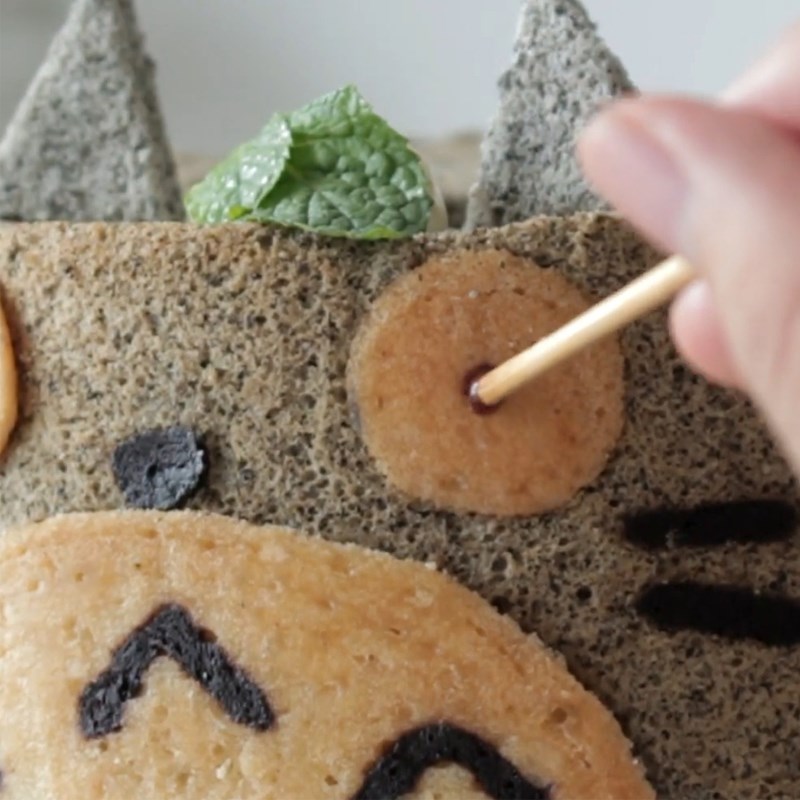 Bước 8 Trang trí bánh Bánh chiffon mè đen Totoro