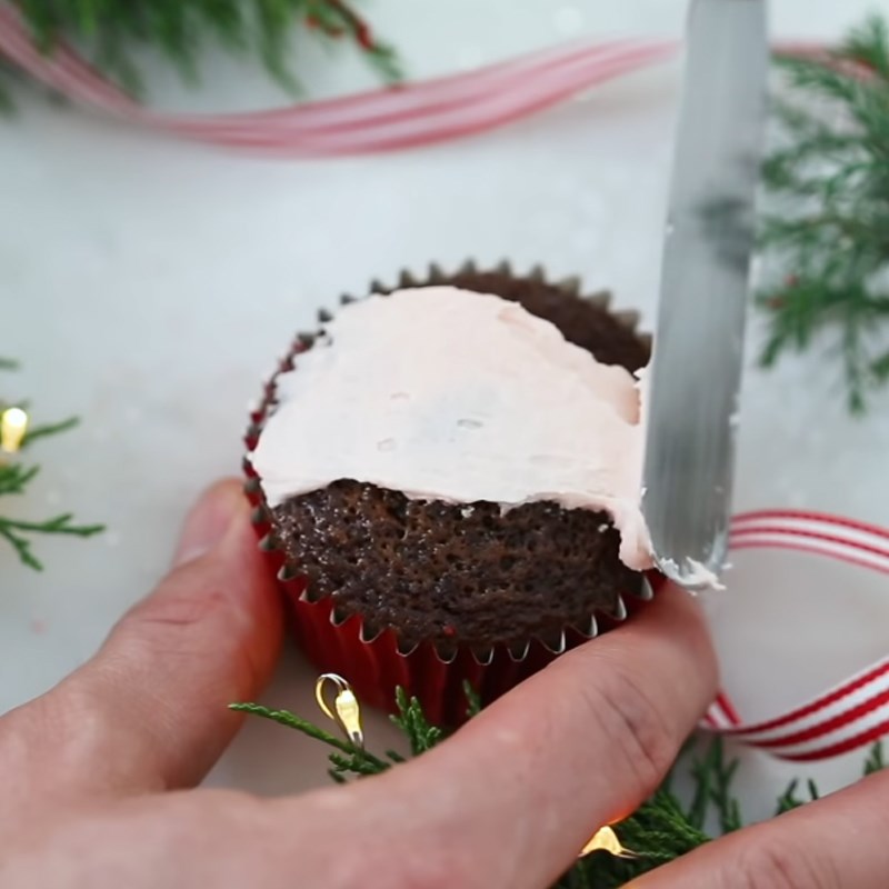 Bước 6 Trang trí hình ông già noel Bánh cupcake ông già noel