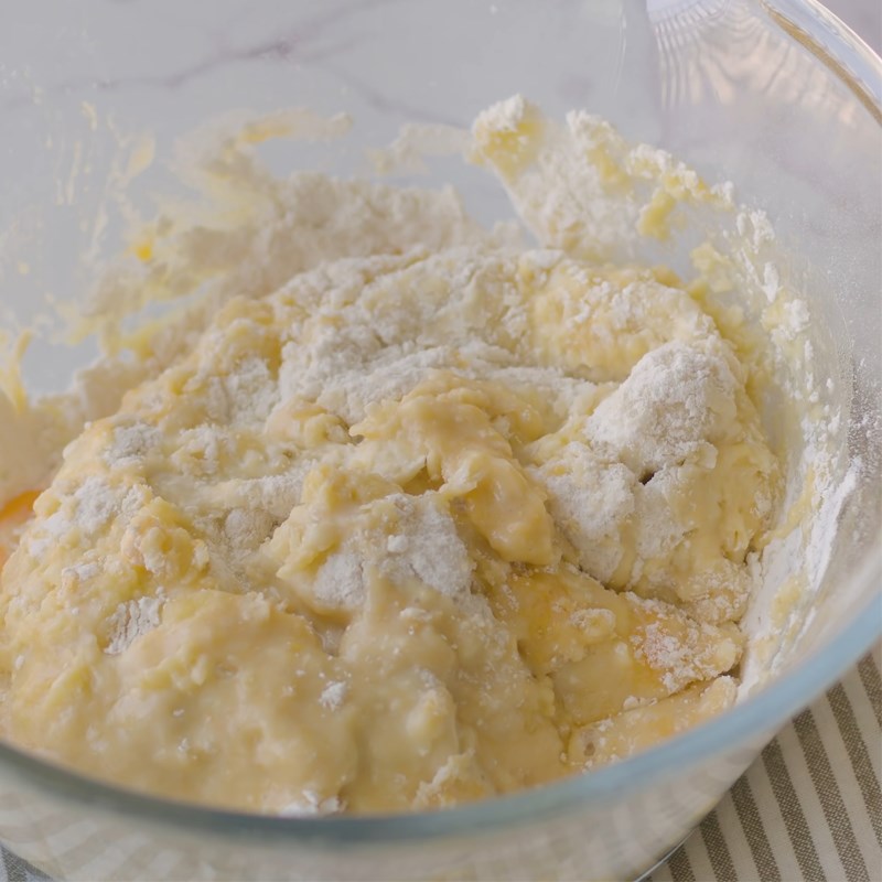 Bước 1 Trộn bột bánh Bánh mì sữa bắp Nhật Bản