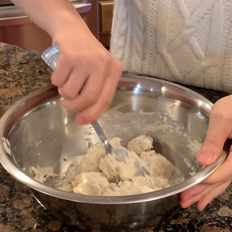 Bước 3 Trộn bột bánh Bánh hoa mai nhân khóm