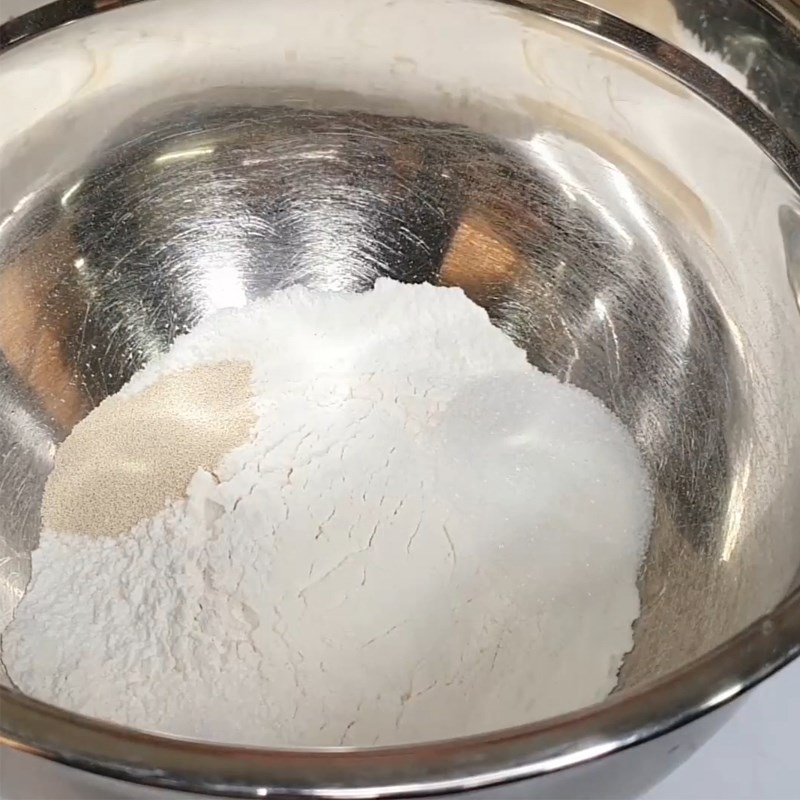 Bước 1 Trộn bột bánh Bánh mì cuộn chà bông phô mai trứng muối