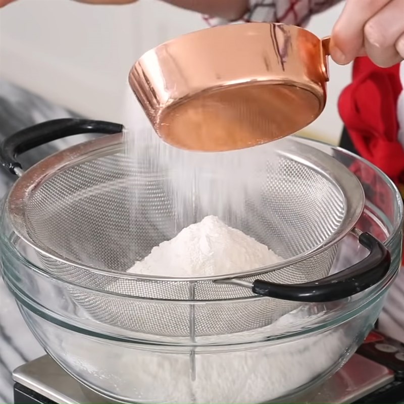 Bước 1 Trộn bột bánh Bánh bông lan cây thông noel