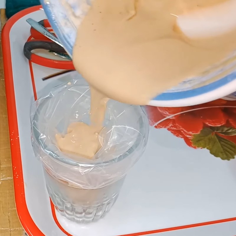 Bước 4 Trộn bột bánh Bánh bông lan cuộn nhân khóm không cần lò nướng