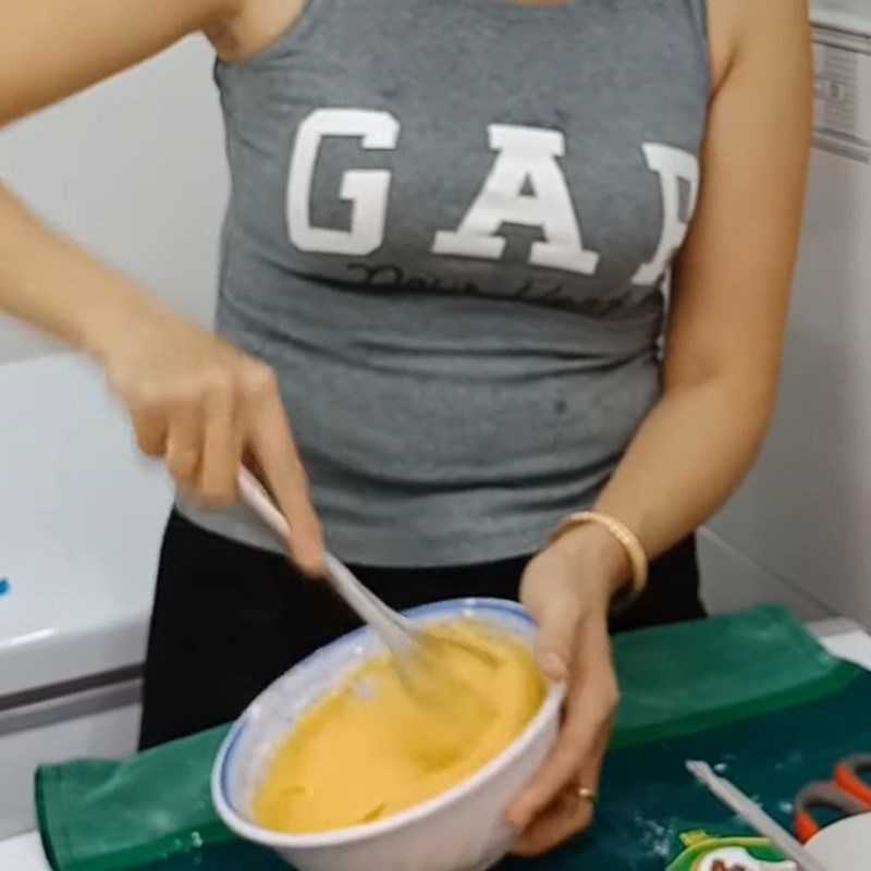 Bước 2 Trộn bột bánh Bánh bông lan cuộn nhân khóm không cần lò nướng