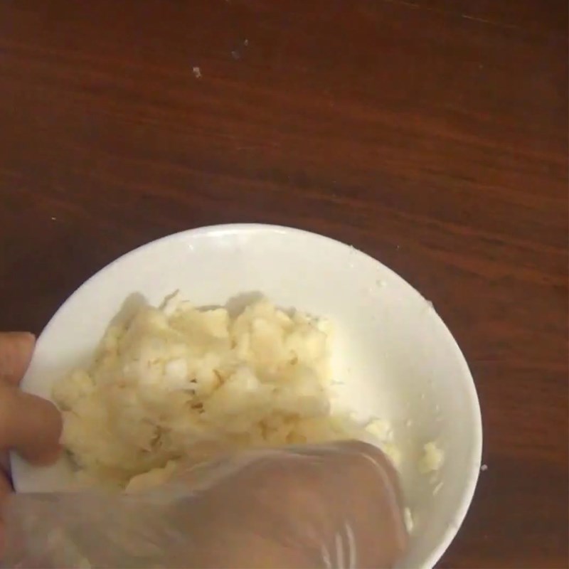Bước 4 Trộn bột bánh Bánh khoai mì viên nướng bằng nồi chiên không dầu