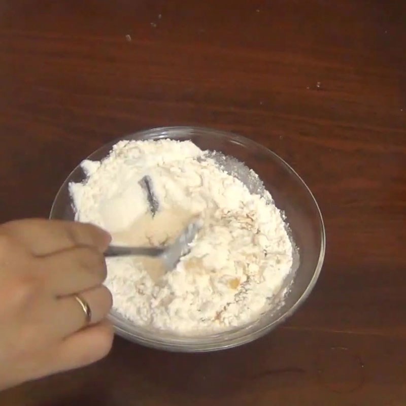 Bước 1 Trộn bột bánh Bánh chả nướng Hà Nội bằng nồi chiên không dầu