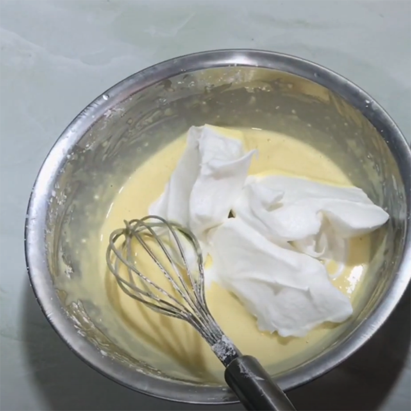 Bước 3 Trộn bột bánh với lòng trắng trứng Bánh bông lan sữa chua