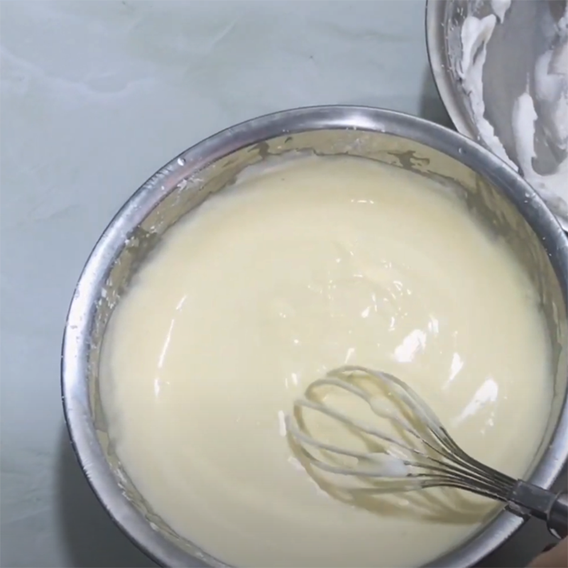 Bước 3 Trộn bột bánh với lòng trắng trứng Bánh bông lan sữa chua