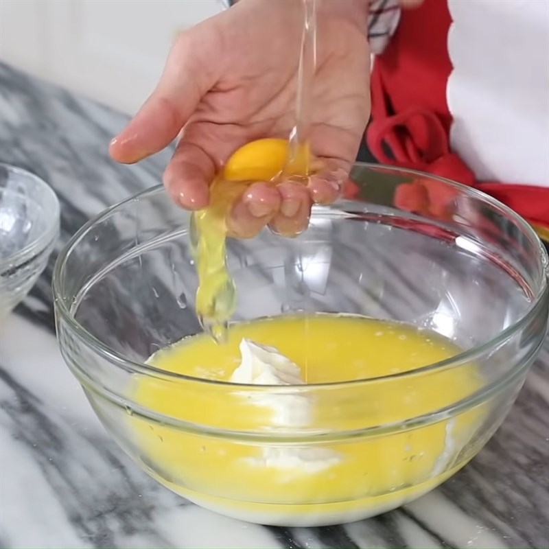 Bước 2 Trộn hỗn hợp bơ trứng Bánh bông lan cây thông noel