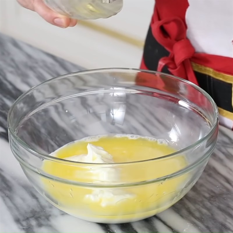 Bước 2 Trộn hỗn hợp bơ trứng Bánh bông lan cây thông noel