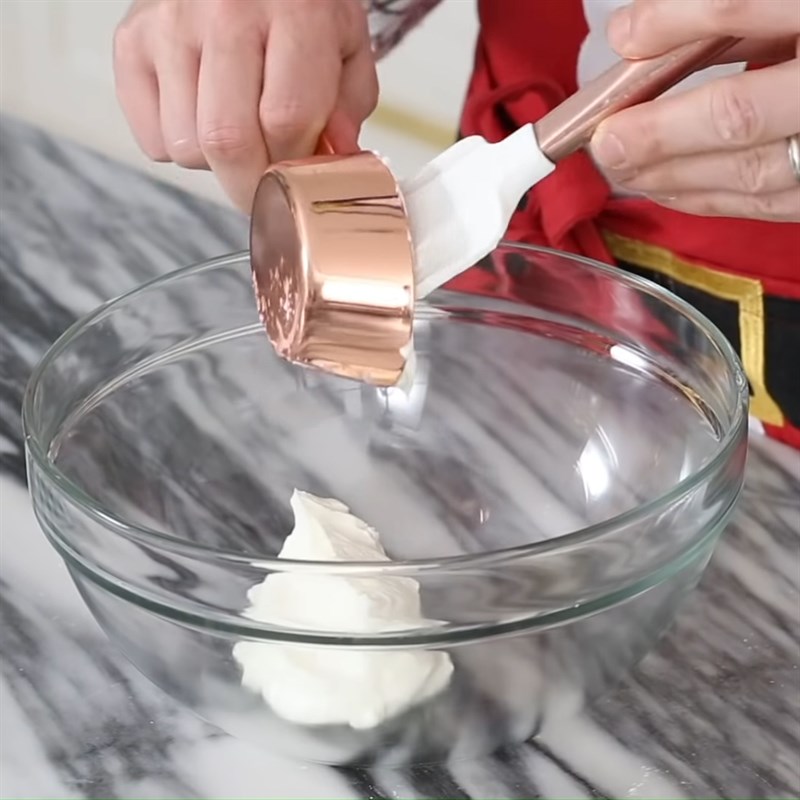 Bước 2 Trộn hỗn hợp bơ trứng Bánh bông lan cây thông noel