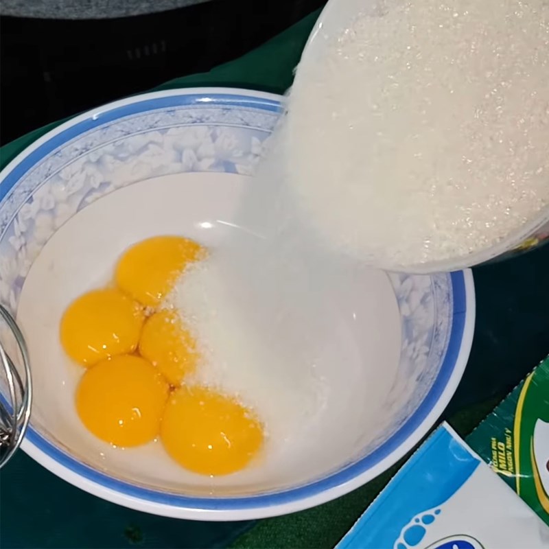 Bước 1 Trộn hỗn hợp lòng đỏ trứng Bánh bông lan cuộn nhân khóm không cần lò nướng