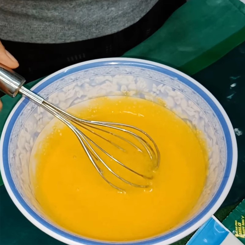 Bước 1 Trộn hỗn hợp lòng đỏ trứng Bánh bông lan cuộn nhân khóm không cần lò nướng