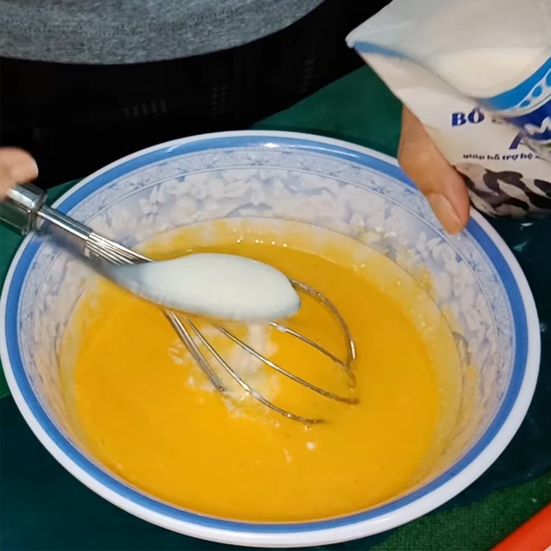 Bước 1 Trộn hỗn hợp lòng đỏ trứng Bánh bông lan cuộn nhân khóm không cần lò nướng