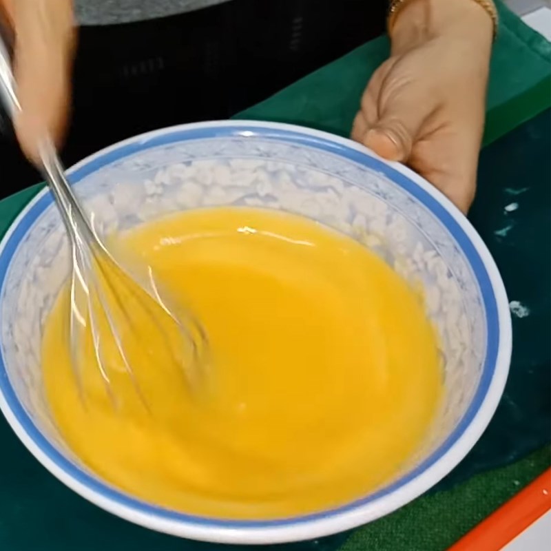 Bước 1 Trộn hỗn hợp lòng đỏ trứng Bánh bông lan cuộn nhân khóm không cần lò nướng