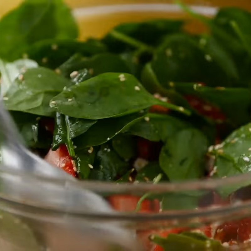 Bước 5 Trộn salad Salad rau bina dâu tây và hạnh nhân
