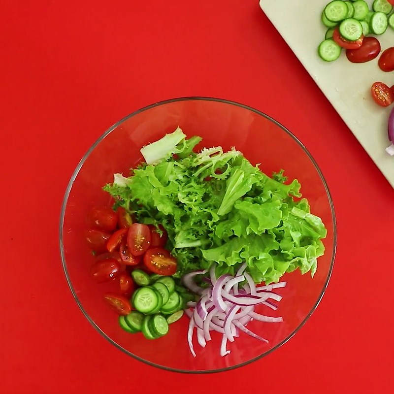Bước 5 Trộn salad Salad  cá hồi dầu giấm