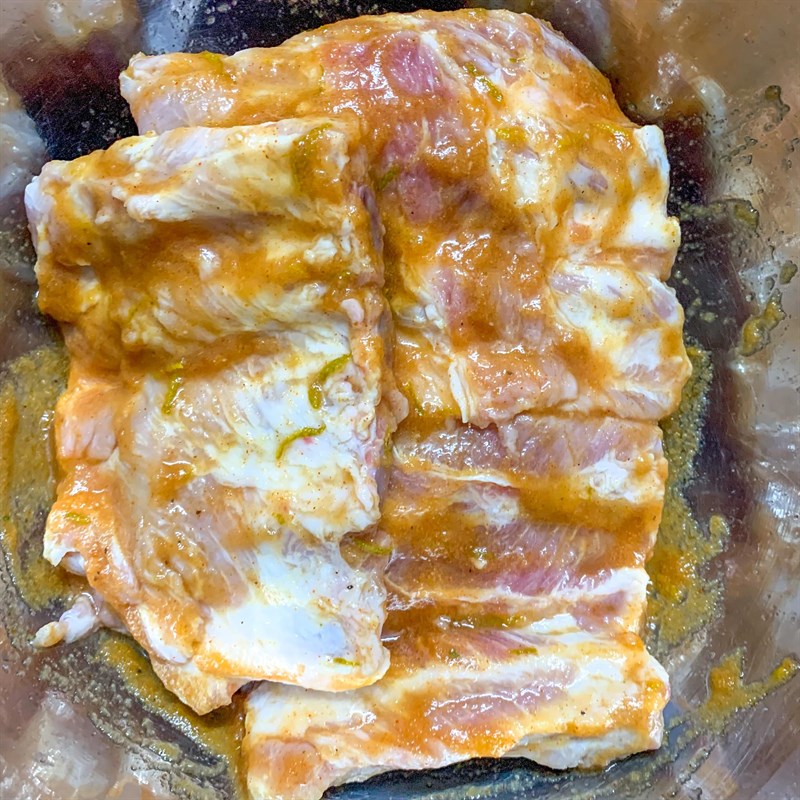 Bước 4 Ướp sườn Sườn nướng cam