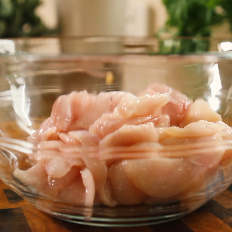 Bước 2 Ướp thịt gà Gà xào lá chanh Thái