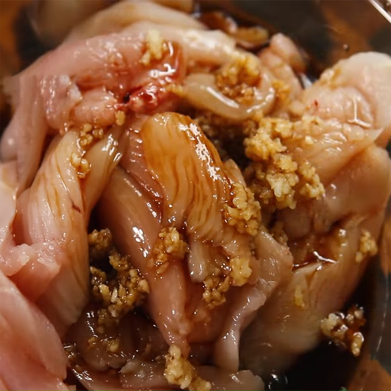 Bước 2 Ướp thịt gà Gà xào lá chanh Thái