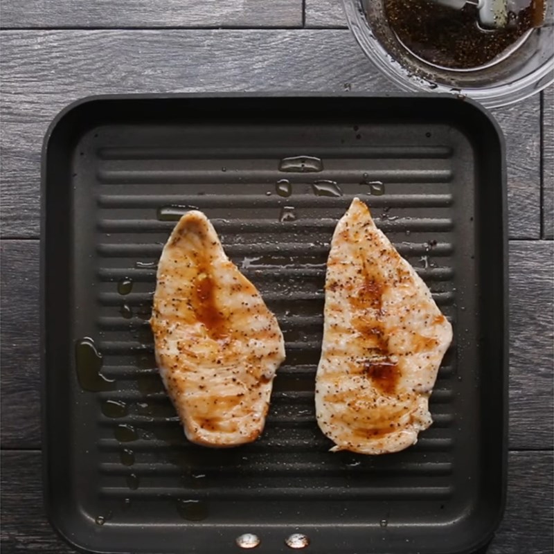 Bước 4 Ướp và áp chảo ức gà Salad đào nướng