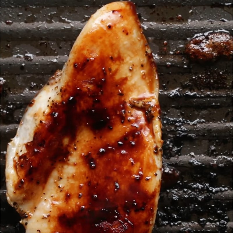 Bước 4 Ướp và áp chảo ức gà Salad đào nướng