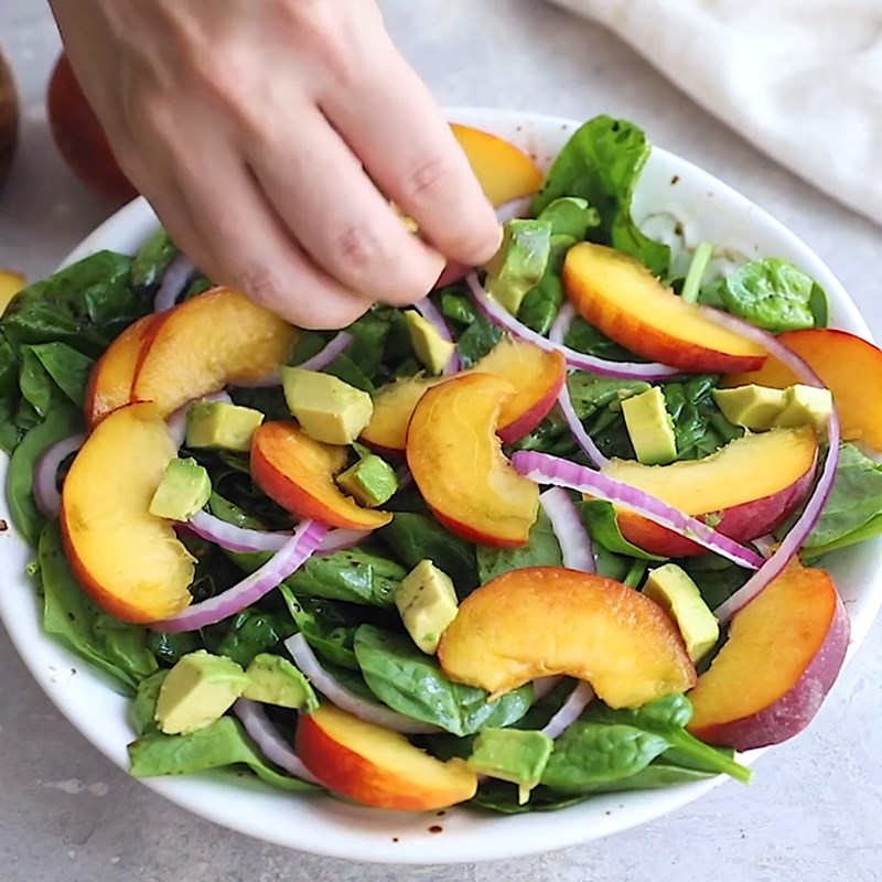 Bước 4 Trộn salad Salad đào rau bina