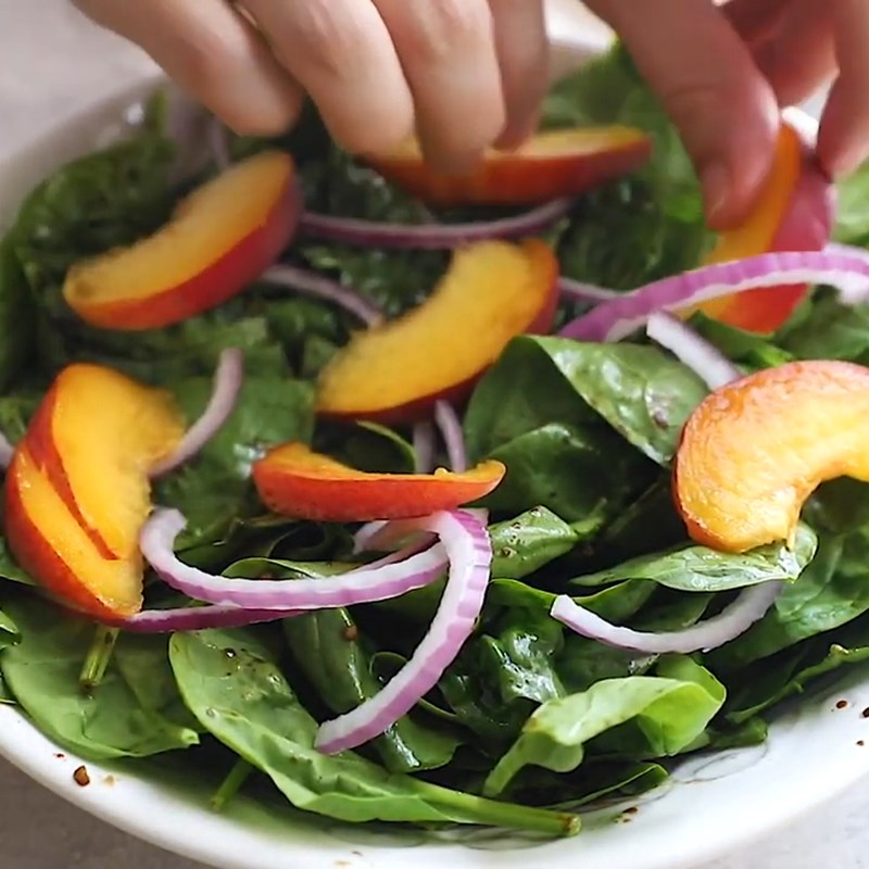 Bước 4 Trộn salad Salad đào rau bina