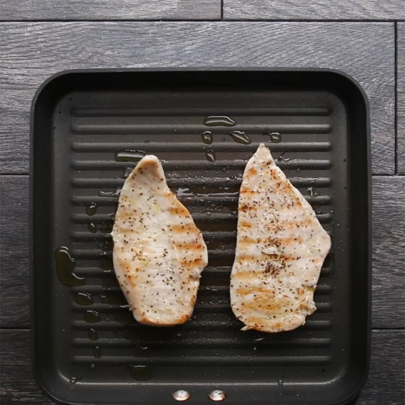 Bước 4 Ướp và áp chảo ức gà Salad đào nướng