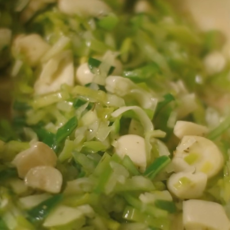 Bước 2 Xào các loại nguyên liệu Súp tỏi kiểu Ý