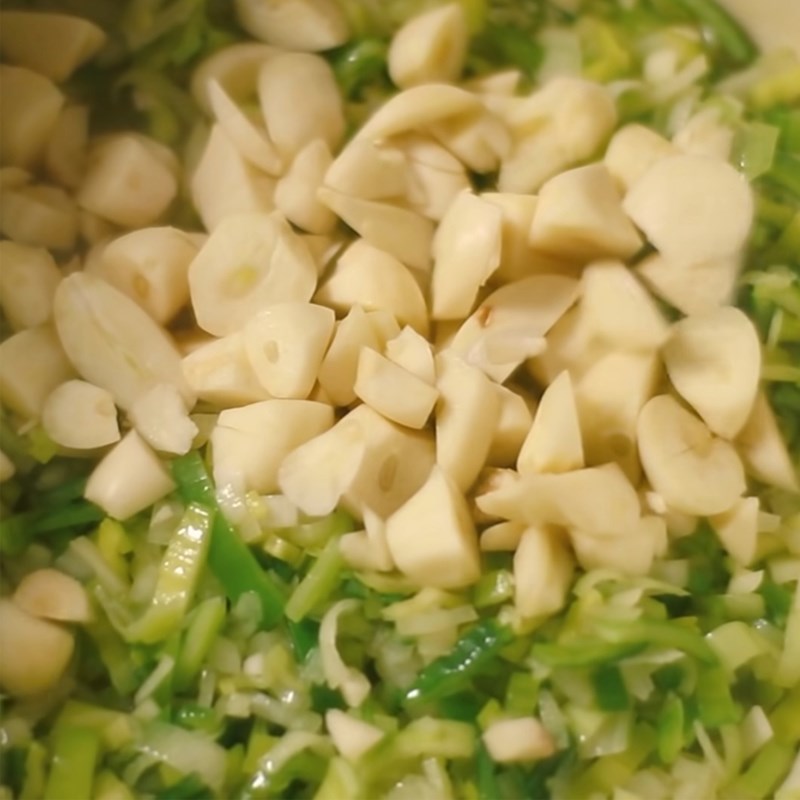 Bước 2 Xào các loại nguyên liệu Súp tỏi kiểu Ý