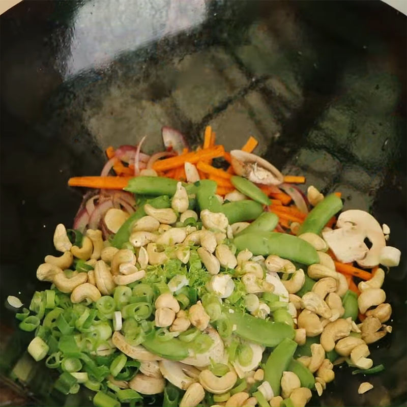 Bước 3 Xào gà Gà xào lá chanh Thái